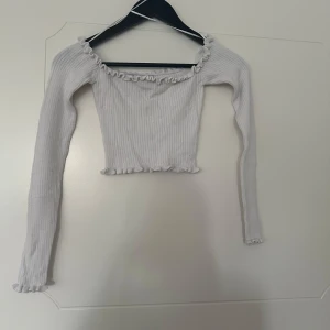 Topp - Kort, stretchig topp. Märke FB Sister