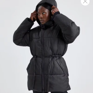 Svart jacka - Svart jacka från Bikbok som inte passar, endast testad! Xs men passar definitivt S