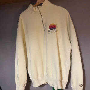 District 46 sweatshirt  - Använd endast 1-2 gånger och ligger bara i min garderob. Väldigt mjuk på insidan och oversized i storleken! Bud tar jag gärna emot!