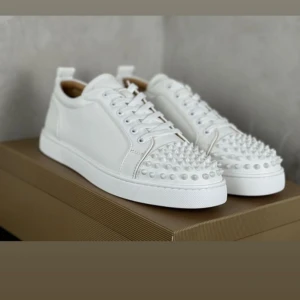 Någont du inte vill missa  - Helt nya och oanvända passar perfekt till allt skornas är äkta och pris kan diskuteras om en snabb affär. Finns e flera flera storlekar