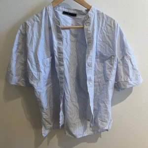 Randig skjorta - Superfin randig kortärmad skjorta från Åhléns i storlek 34. Nyskick! Pris kan diskuteras💕