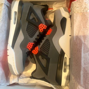 Jordan 4 red thunders  - Dem är helt nya aldrig använda 