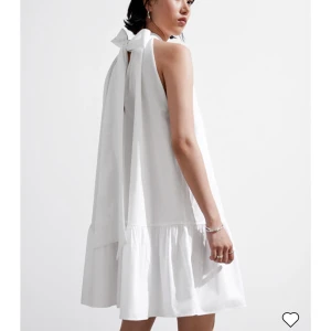 Klänning  - Fin klänning från other stories! Endast använd en gång☺️ Nypris 790kr