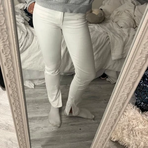 Vita jeans  - Jätte fina vita jeans med en liten slit, sitter jätte bra för mug som brukar ha 34 men väldigt stretchiga, lite korta för mig som är 172 