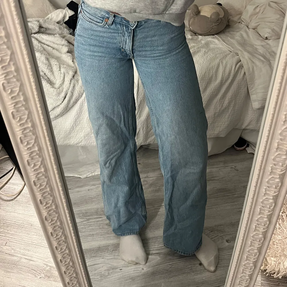 Jätte fina blå jeans med en ganska låg midja/ mid. Lite för små för mug men så fina . Farkut & Housut.