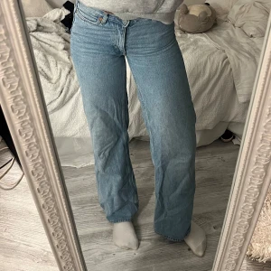 Blåa jeans  - Jätte fina blå jeans med en ganska låg midja/ mid. Lite för små för mug men så fina 