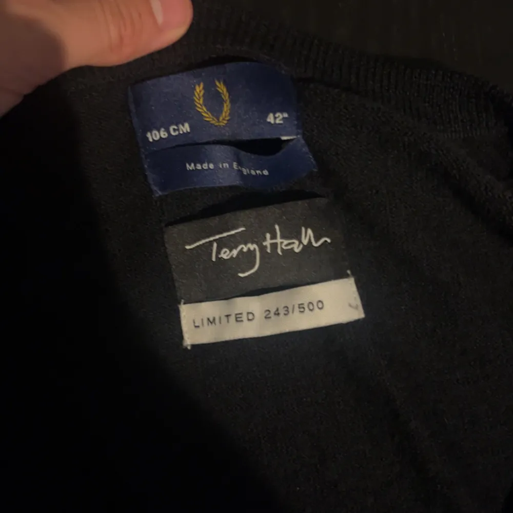 En ovanligt Fred Perry tröja som bara gjordes i 500 exemplar. Däremot vet jag inte marknads priset på den! Hör av vid intresse . Tröjor & Koftor.