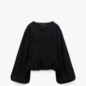 Zara blus  - Säljer denna blus ifrån zara i storlek S som inte passade när ja fick hem den, köpt på Plick!