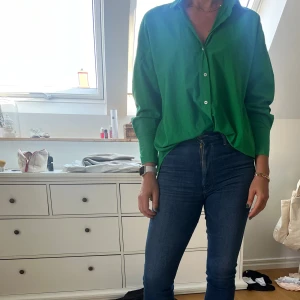 Skjorta - Snygg skjorta lite oversized i en härlig grön färg. Fint skick! Passar både till vardags eller till bjudningen. 