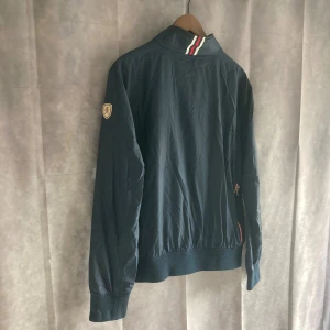 East West Jacka - Säljer en riktigt fet mörkblå höstjacka från East West | Perfekt tjocklek för kommande höst | Passar till mängdvis olika outfits | Hör av er vid frågor!⭐️