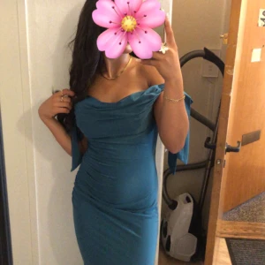 Grön bröllopsklänning  - Säljer nu min klänning jag hade på mig på min systers bröllop alltså använd 1 endaste gång!!! Som ny! Perfekt skick Skriv för fler bilder på!!