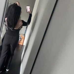 Kostymbyxor  - Lågmidjade kostymbyxor från madlady. Storlek 34/36. Använda Max 3 Gånger och är i nytt skick. Köptes för 650kr säljs för 150kr