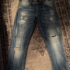 Riktigt feta Jack and Jones jeans i modellen slim Glenn,28/30 men passar bra 30/30 jävligt bra skick men litet hål skrevet 7/10  dm vid frågor