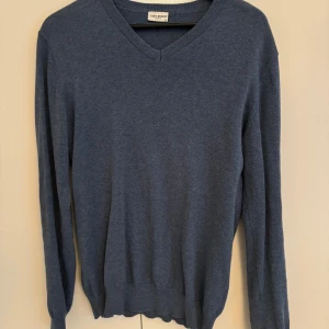 John Henric tröja  - John Henric tröja  Skick:8,5/10 Storlek:Medium  Pris:150kr Ny pris 900kr   Köparen står för eventuell frakt.  