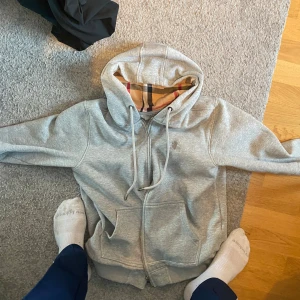 Burberry zip hoodie  - Jag säljer nu min burberey hoodie för att den inte passar mig, skicket är 8/10 och jag säljer den för 2000kr. Priset är inte hugget i Sten 