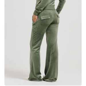 Juicy couture stl XXS - Mossgröna snygga plyschbyxor från juicy couture i stl XXS. Sparsamt använda och i fint skick! 
