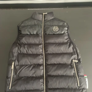 Philipp Plein - Storlek M äkta philipp plein väst använt några dagar bra kvalitet skön och väldigt bra material 