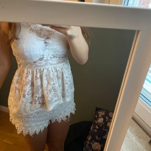 Vit spetsklänning - Säljer en superfin vit blus med kortärmat. Perfekt till allt!! 💋pris kan diskuteras! 