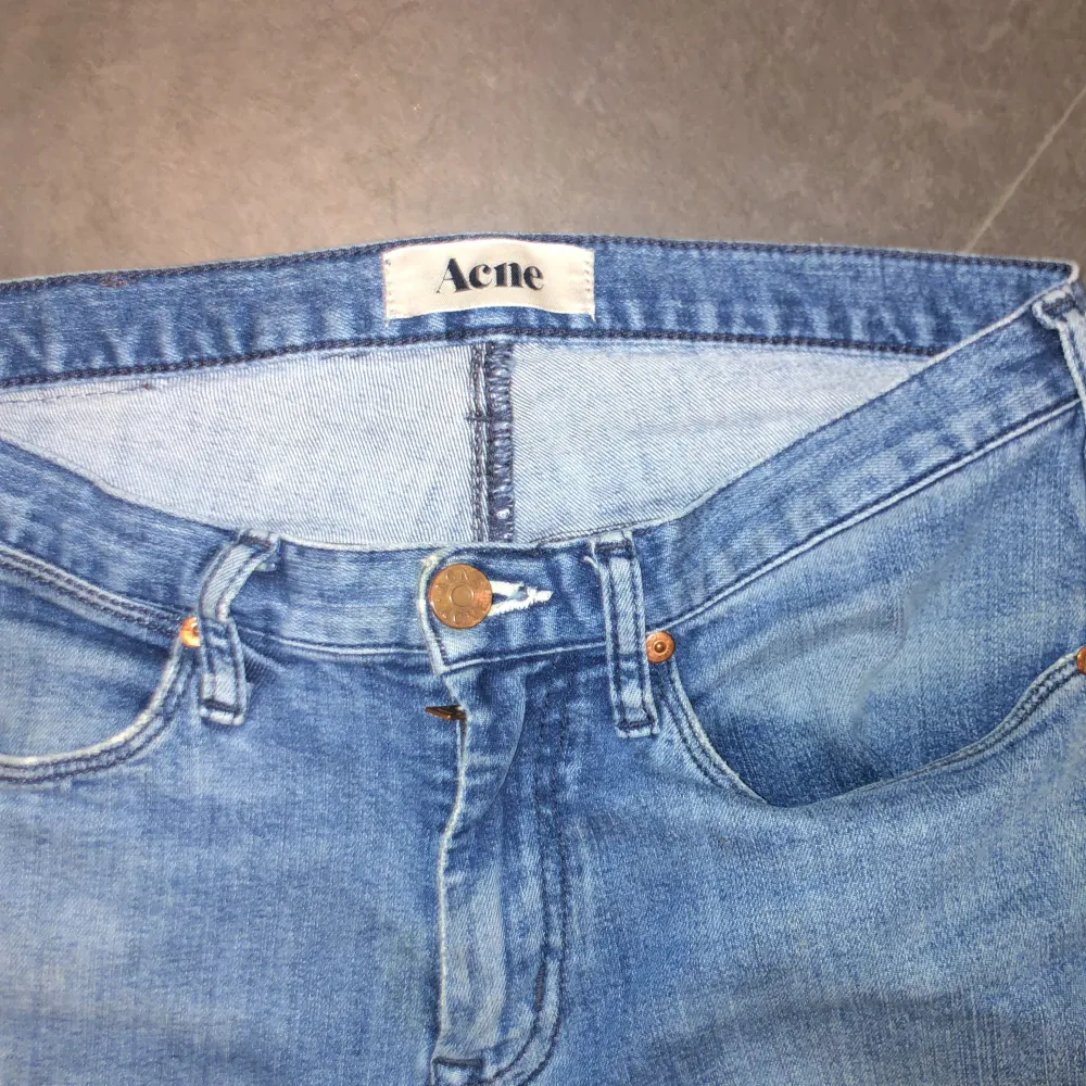 Ett par riktigt snygga acne jeans till bra pris. Jeans & Byxor.