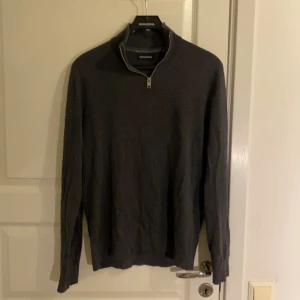 Half zip - Säljer en grå Jack & Jones tröja med halvpolo krage i storlek S i bra skick Perfekt basplagg som passar till allt!