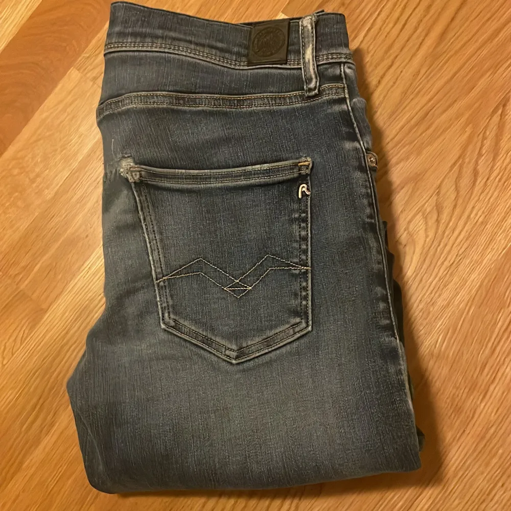 Hej, säljer nu mina favorit replay jeans då de blivit för små🌟. De är modellen hyperflex, storlek 27/30. De är väl använda men i bra skick. Hör av dig om du är intresserad eller vill ha fler bilder! Mvh Ture. Jeans & Byxor.