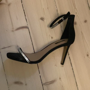 Svarta klackskor med detaljer - Snygga svarta klackar med bling från ONLY, som bara använts en gång pga för stor storlek. Supersköna med justerbart band🥰