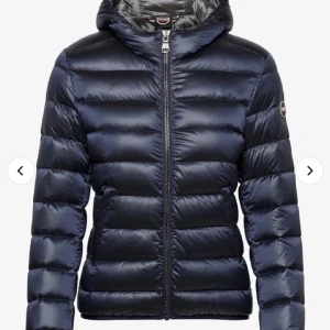 Colmar jacka - colmar jacka som funkar både som vinter och Höstjacka!💕den är använd men bra skick! storlek M och sitter perfekt, den är liten i storleken!!