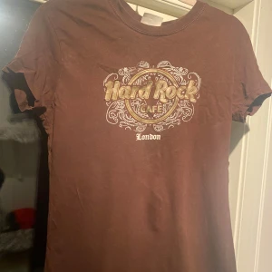 Tröja - Tröja från Hard rock café, i hyfsat skick, har sänkt priset eftersom att den är väl använd
