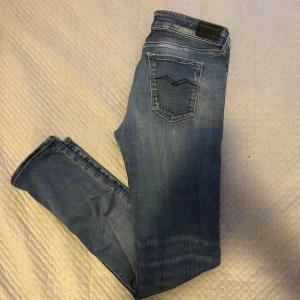 Replay jeans - Säljer sjukt snygga replay jeans som tyvärr blivit för små för mig, strl 29/30 vid fler frågor osv skriv gärna 