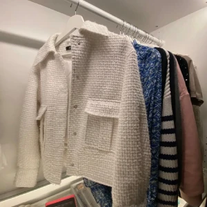 Kappa - Säljer nu denna kappan från Gina tricot som är perfekt nu inför hösten den är använd men är i ett jättefint skick ser ut som ny🍂🍁