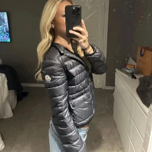 Moncler jacka  - Intressekoll på en jätte fin moncler jacka. Perfekt till vår & sommar org pris ca 8500kr💞 