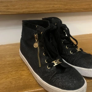 Michael kors skor  - Skorna är använda och är lite smutsiga på sidan. Inget som syns tydligt, vill man ha mer specifika bilder går det att lösa! 