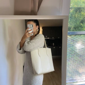 Zara väska  - Zara toteväska som är helt ny aldrig använd, Klippte bort prislappen för snabbt men den är oanvänd. Passar perfekt för skolan, den får plats med data, anteckningsblock, liten necessär och vattenflaska. 