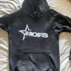 NOFS hoddie  - Väldigt bra skick 10/10 helt oanvänd aldrig använd Äkta hoddie ny pris cirka 1500  Den är lite skrynklig för att den har legat i garderoben priset går att diskutera minsta fundering hör av er 