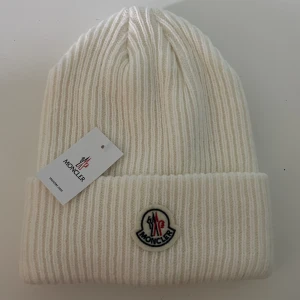 Moncler mössa - Snygg till vintern