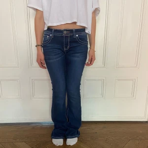 Jeans med coola detaljer  - Coola Premiere jeans som jag köpte second hand i Danmark. Endast kommit till användning några få gången och säljer pågrund av det.