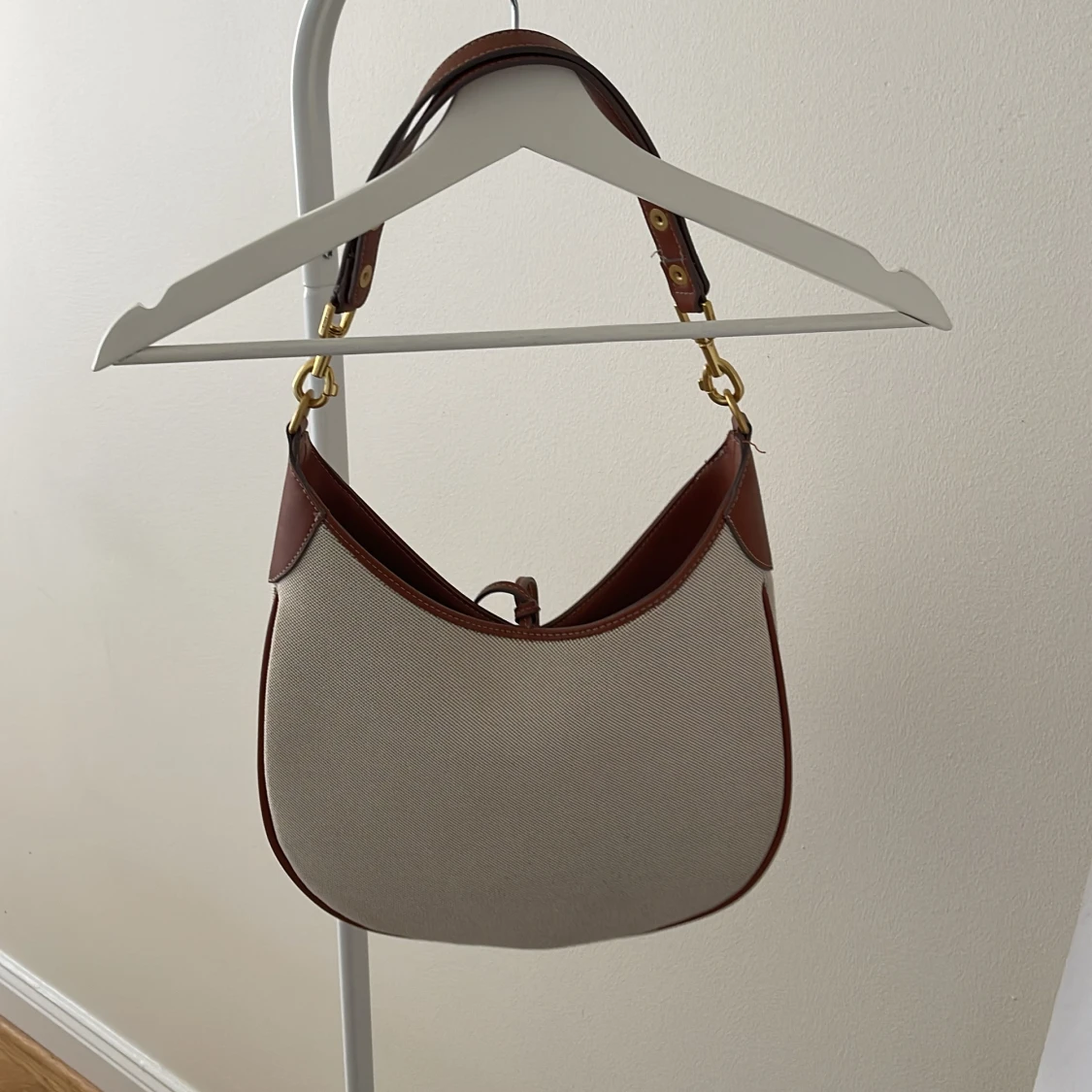 Brun/vit medelstor väska  - 90