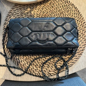 Zadig väska - Jättefin Zadig väska i modellen Rock Quilted Clutch. Väl omhändertagen men har en liten defekt på baksidan men inget som syns när man använder den(se bild) Nypris 4500kr