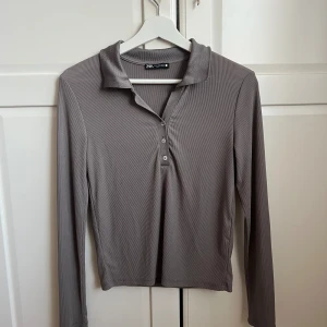 Tunn tröja zara - Fräsch tröja ifrån Zara! Tröjan finns inte att köpa längre. Älskar den kalla färgen och så himla snygg att matcha till både större och lite tajtare jeans!