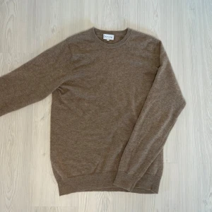 Davida Kashmir Tröja - Tja säljer nu en beige pullover från Davida för endast 749kr! 100% kashmir, strl S. Pris är ej hugget i sten, hör av er i dm vid funderingar 🙌