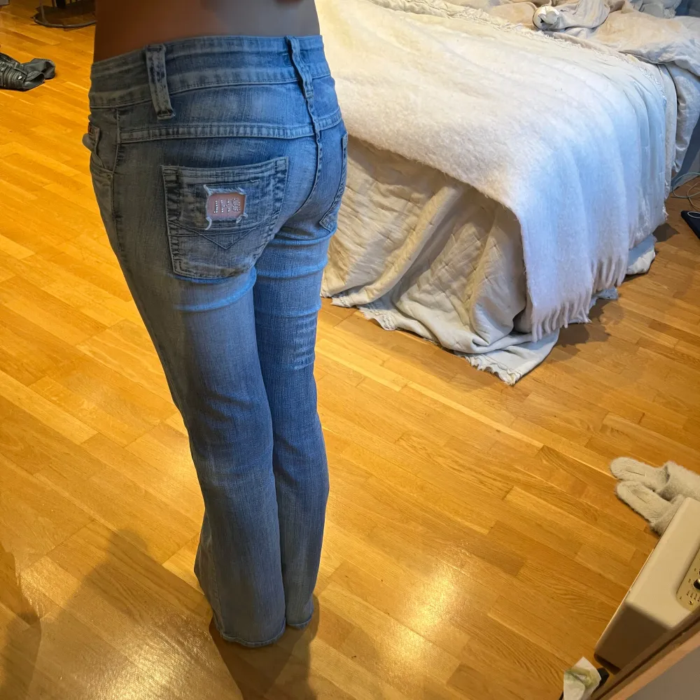 Intressekoll‼️ Såå snygga eftertraktade jeans❤️❤️ Midjemått-35 cm tvärs över  Innerbenslängd-81 cm Jag är 170❣️. Jeans & Byxor.