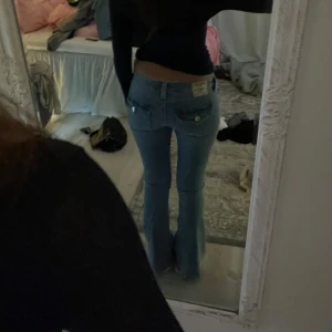 Low waist jeans - Säljer dessa ass snygga True religion jeans som är använda Max 2 gånger då dom inte kommet till andvändning❤️pris går att diskuteras