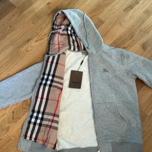 Trevligt zip-hoodie, väldigt skön. Skriv ifall du har några frågor om storleken. - Kan vara smal vid midjan för er som är långa.