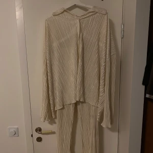 Krämfärgat set  - Krämfärgat set, knapptröja och resorbyxor