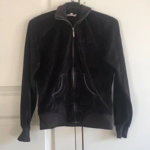 champion verlour kofta! - snygg velour kofta från champion!! i använt skick, diamanter har ramlat av (sista bild). tvättas före det skickas!