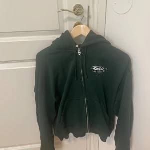 Weekday zip  - Mörkgrön zip Storlek xs men passar s  Användt en del gånger men inget som synd på tröjan Nypris 600