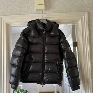 Moncler maya  - Säljer en moncler maya i fint och välvårdat skick. Storlek 2