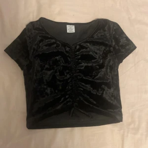 Svart topp från Lindex  - Säljer en fin topp från Lindex i storlek 134/140