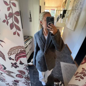 Kavaj jacka  - Perfekt höst jacka. Den är från HM i storlek XS. Eftersom jag brukar ha S eller M i vanlig storlek så skulle jag säga att denna kavaj liknande jacka är oversized😄 Inga defekter. Pris kan diskuteras 😄