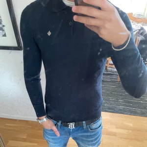 Morris tröja - Säljer nu min stickade morris tröja i 100 % merinoull. Storlek M men sitter lätt som S, liten i storleken helt enkelt. Säljes Pga den blivit lite för liten för mig, är 185cm. Perfekt skön tröja nu till hösten, inga defekter och fof i bra skick.